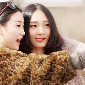 玩自拍的俩美女