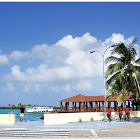 深蓝色的清凉海岸线