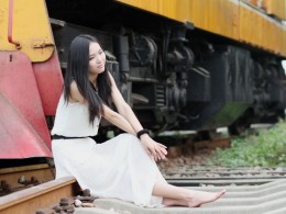 坐在轨道上的女子