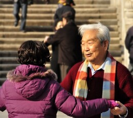 受不了 三分之二的图传不了 作为一个摄影论坛 居然限制图片大小 有几张好图实在传不了