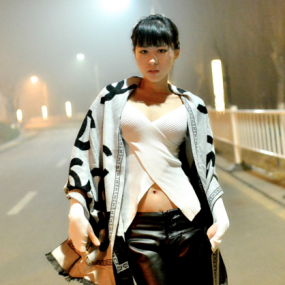 夜幕下美丽冻人的妹子