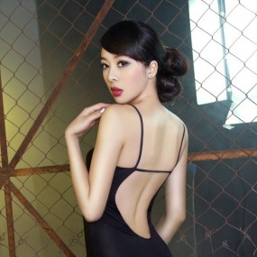 黑色的性感露背