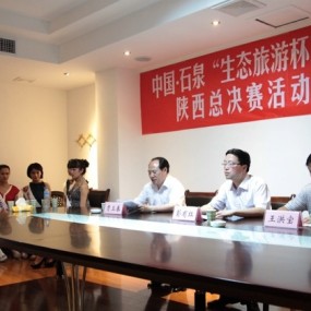 今天看美女看的眼睛疼－－太阳实在太大了