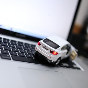 电脑桌前按几张