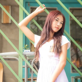 松鼠家门口拍个逆光人像