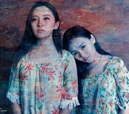 姊妹花..两个大美女。