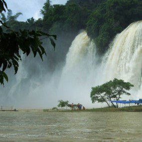 广西德天跨国大瀑布 那边的风景