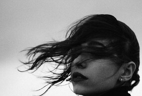 极简的黑白女人创作