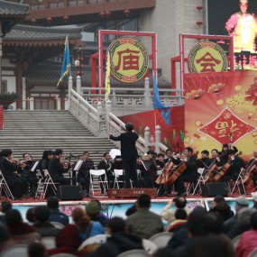 传统庙会上来了西洋乐队