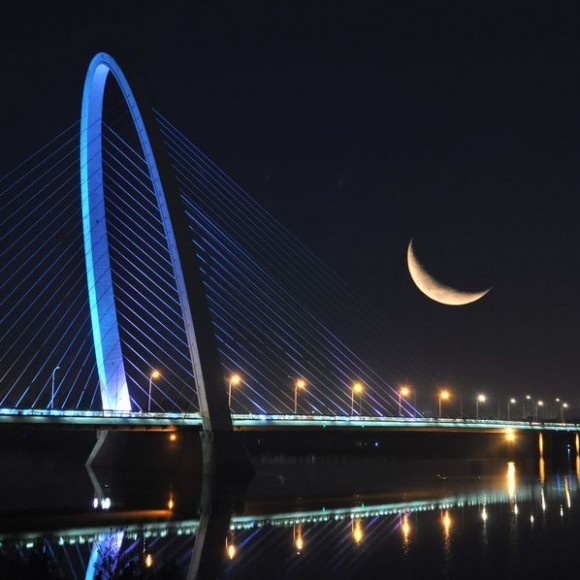 月亮拥抱斜拉桥
