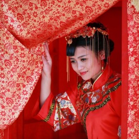 春日凝妆出庭楼