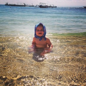 人家只有一岁，却已经在环游世界了。