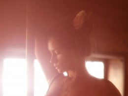 Monika Hederova近日为Vivienne Mok内衣品牌拍摄了一组写真大片，朦胧的光线雕琢出...