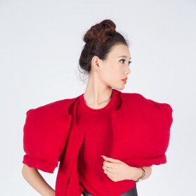 给朵儿拍她自己设计的衣服