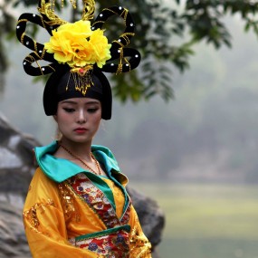 穿旗袍的大眼睛女孩