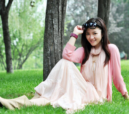 草地上的清纯小丫头