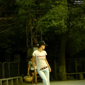 南门外溜冰场上的人们