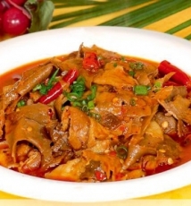 倒影在湿地的水上丛林