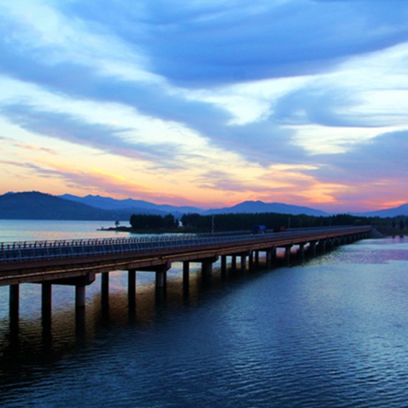 云蒙湖畔映朝霞