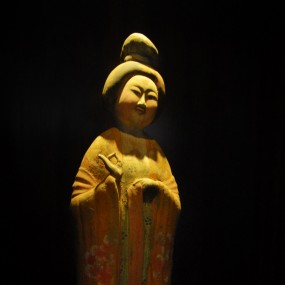 培华学院艺术馆里拍唐彩绘陶俑