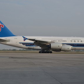 送给红娃娃的南航A380 这才是真正的巨无霸