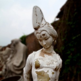 一尊废弃的雕像