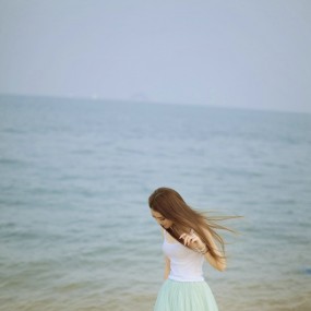 海边的浅蓝色长发女生