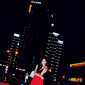 “招摇过市”的大红裙