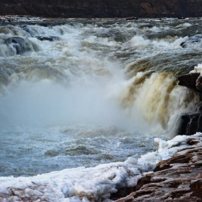 壶口冰瀑（中）谷涧起雷