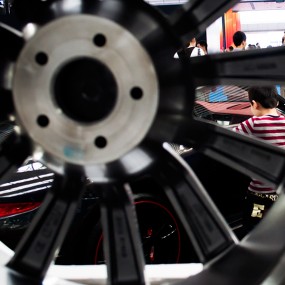 《车轮后的群观》车展趣事