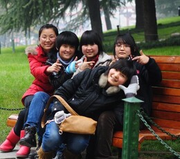 广场偶遇的合影