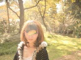 光斑下的可爱女孩