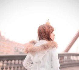 桥上的棕色长筒靴 28P