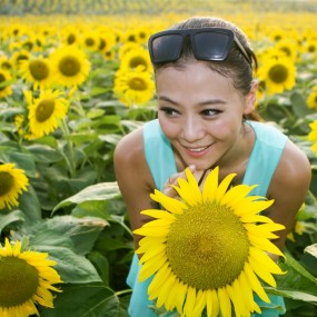 颔首莞尔花赧颜