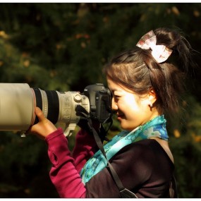 姑娘，这个定焦你举起来累吗？