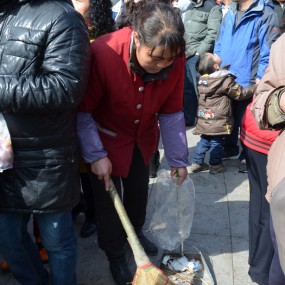 晒幸福.辛苦也是福-记西市庙会保洁员