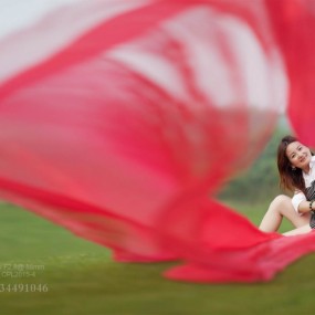 风尘红纱踏草坪