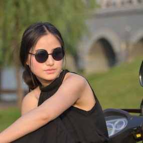 骑单车的黑衣美女--曲江作业