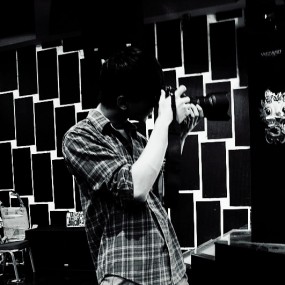 非常专注的摄影师