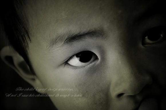 孩子的眼睛里是天堂。而我通过镜头看到了童年。