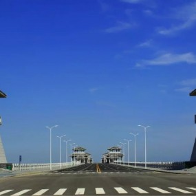 灞渭桥的蓝天白云