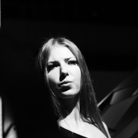 车展上的俩洋妞