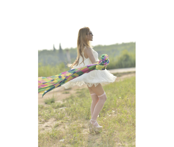 野外透光的女子