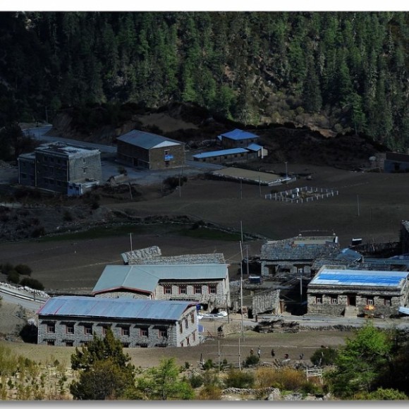 站在山顶拍藏居