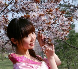 嫣然一笑春花日