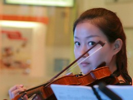 拉小提琴的美女