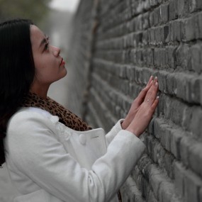 初冬城墙根下的美女