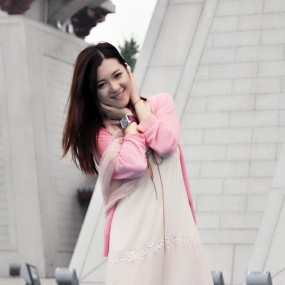 清纯，像清晨洒满露珠的莲荷。小丫头