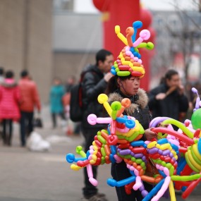 庙会上卖气球的小贩