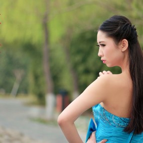 春风习习吹又至；丽影婆娑竟争颜